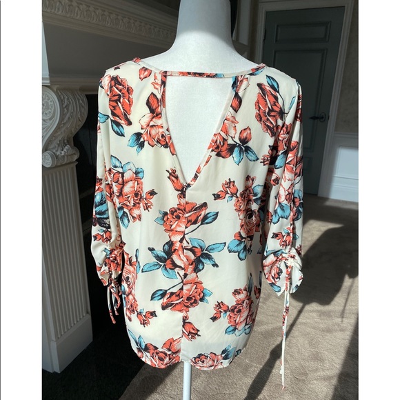 Peppermint floral top with 3/4 sleeves! - Picture 2 of 8